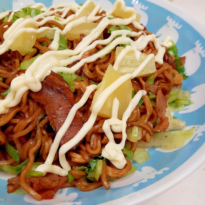 ソース焼きそばの袋麺!パイナップル+レタス+マヨ♪